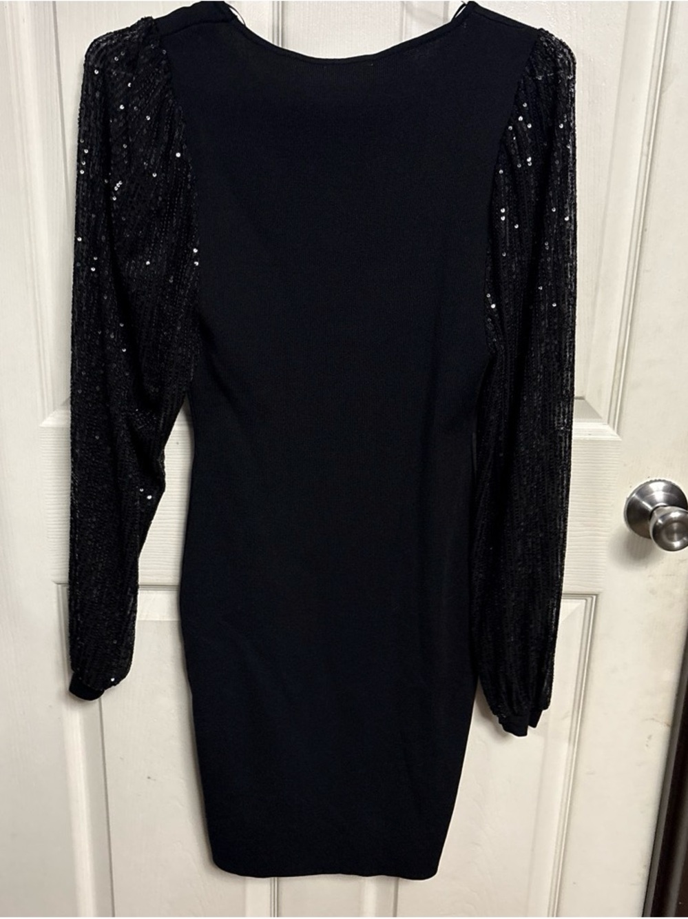 eesome Black Long-Sleeve Sequin Dress